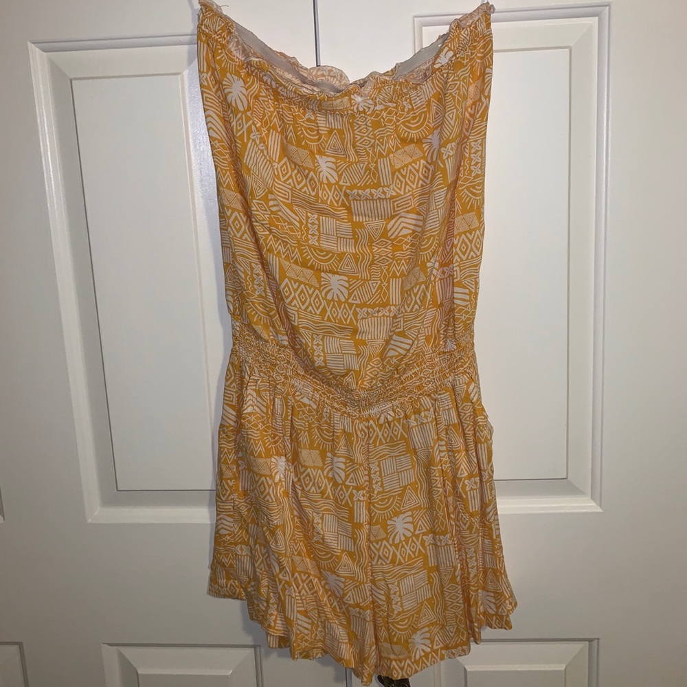 Strapless yellow/white romper